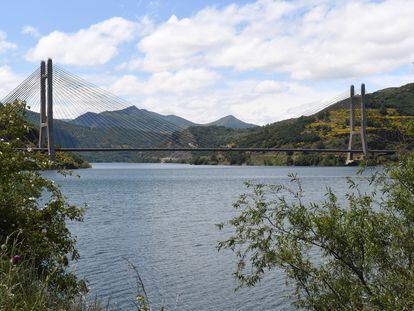 Vista del embalse de Barrios de Luna (León), gestionado por la Confederación Hidrográfica del Duero, cuand estaba al 90% de su capacidad en junio de 2020.