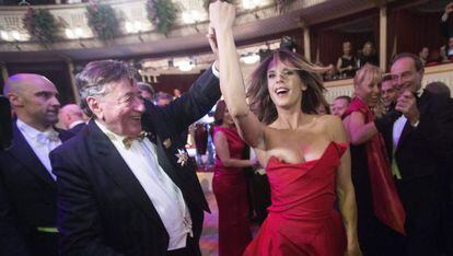  La actriz italiana Elisabetta Canalis baila con el empresario Richard Lugner.