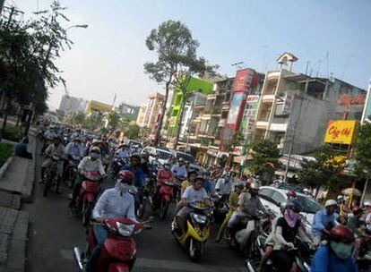 El característico enjambre de motos y coches de Ciudad Ho Chi Minh, Vietnam