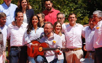 Rivera (tercero por la derecha), junto a Juan Carlos Girauta (a la guitarra) y otros dirigentes de Ciudadanos, este domingo en Madrid.