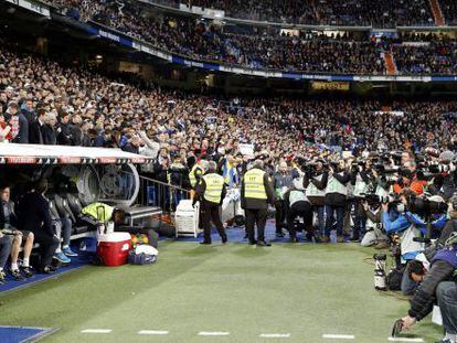 Cámaras y fotógrafos se arremolinan junto al banquillo de Zidane el sábado.