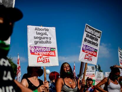 Activistas pro aborto se manifiestan a las afueras del Congreso en Buenos Aires, el 29 de diciembre de 2020.