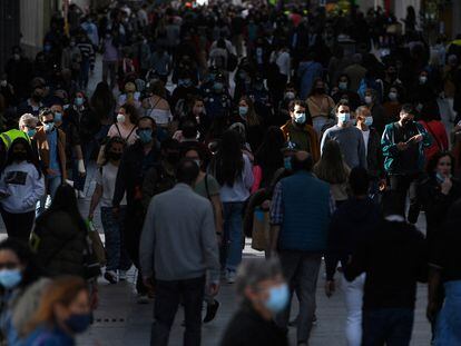 Gente camina por la calle de Preciados en Madrid, el 31de marzo de 2021.