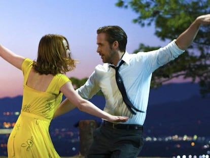 Nominaciones Globos de Oro 2017 Ryan Gosling y Emma Stone, en una imagen de 'La La Land'.