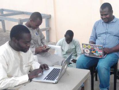 Una pequeña comunidad de apasionados de las TIC se reúne en el primer laboratorio tecnológico de Chad. Sus usuarios ponen la tecnología al servicio de los niños refugiados o dan voz a los jóvenes de las zonas más remotas del país