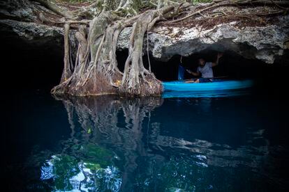 Un trabajador del ejido Leona Vicario, limpia un cenote en Quintana Roo, México, el 11 de mayo de 2023.