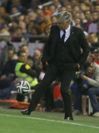 Ancelotti durante un lance del partido. 