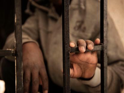 Detalle de las manos de Issaa, de 14 años y migrante de origen nigerino, en un centro de detención  libio, en enero de 2017.