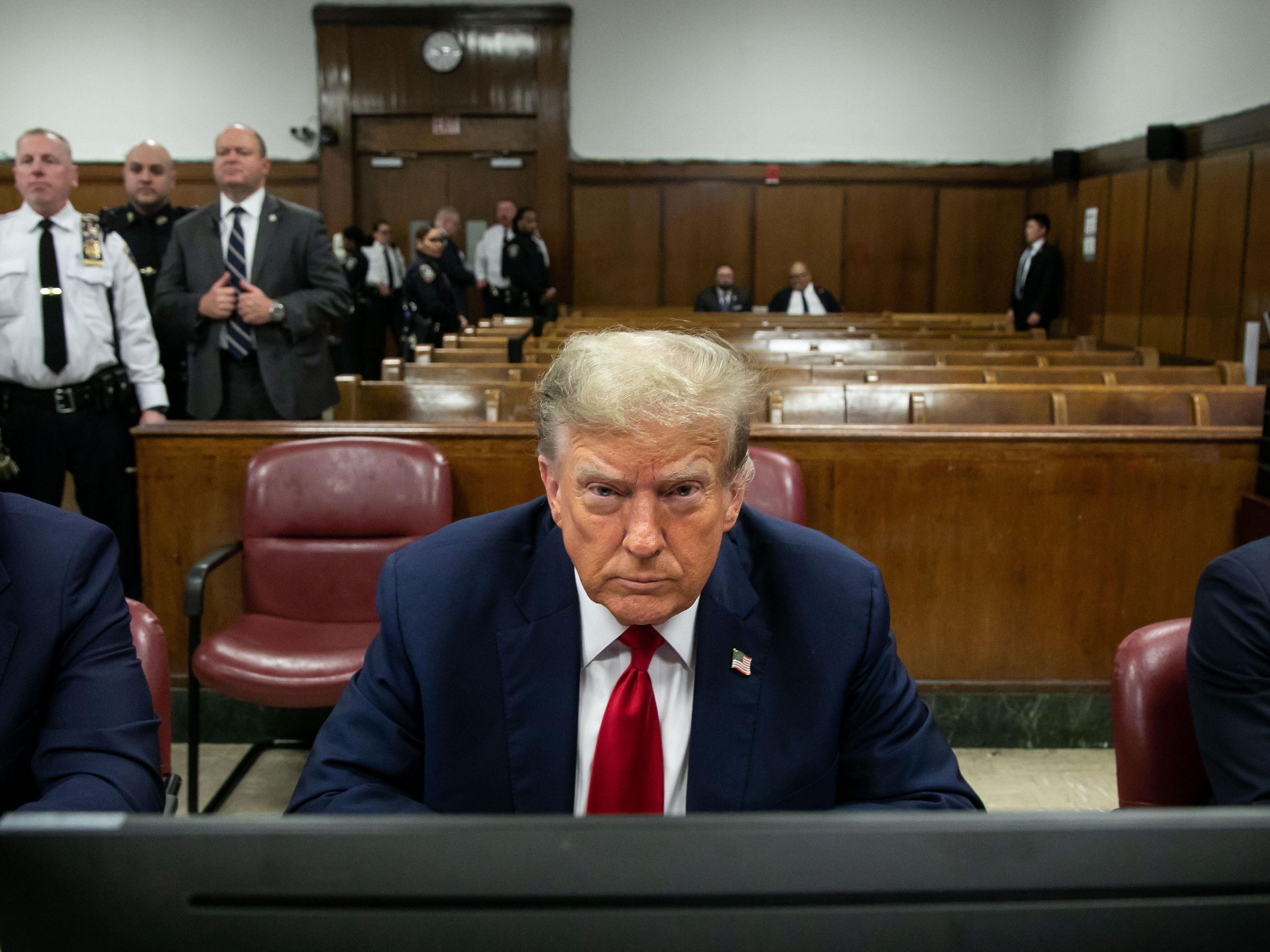 El expresidente de EE UU Donald Trump asiste este lunes al primer día de su juicio, en el Tribunal Penal de Manhattan, en Nueva York.