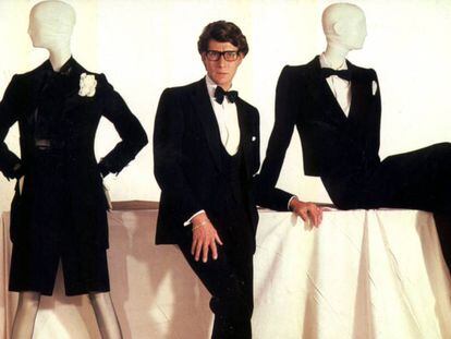 Yves Saint Laurent con dos de sus dise&ntilde;os femeninos de noche conjunto de lana colecci&oacute;n primavera verano 1968 y traje de chaqueta de lana colecci&oacute; primavera verano 1982.
 