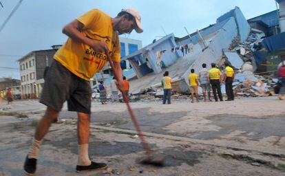 Los vecinos y las autoridades de Guayaquil durante las tareas de ayuda y rescate.