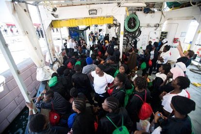 Los migrantes se reúnen en uno de los costados del buque 'Aquarius' a su llegada al puerto de Valencia.