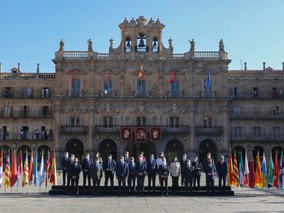 El presidente del Gobierno, Pedro Sánchez, y el rey Felipe VI, junto a los líderes autonómicos, en la XXIV Conferencia de Presidentes celebrada el 30 de julio en Salamanca.