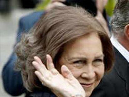 Los Reyes don Juan Carlos y doña Sofía saludan a la vicepresidenta del Gobierno, María Teresa Fernández de la Vega