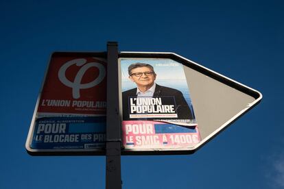 Cartel electoral de Jean Luc-Mélenchon pegado en una señal de tráfico, en abril en París.