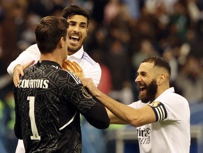 Courtois, Asensio y Benzema celebran el pase a la final del Real Madrid.