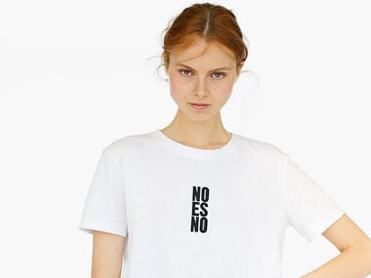 Camiseta de Stradivarius estampada con el lema 'No es no'.