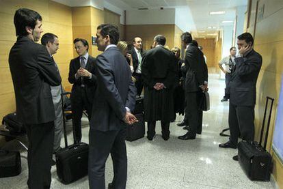 Varios abogados a la espera de que se inicie una vista en la Audiencia de Vizcaya.