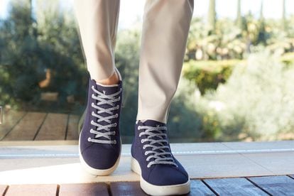 Las 'sneakers' tipo bota están disponibles en cinco colores para mujer –beis, caqui, navy, carbón y chocolate– y en cuatro para hombre: caqui, navy, carbón y chocolate.
