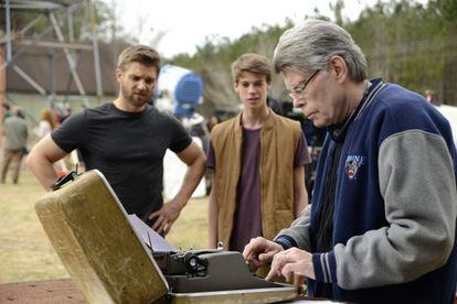 Stephen King (derecha) en el rodaje con los actores Mike Vogel y Colin Ford.