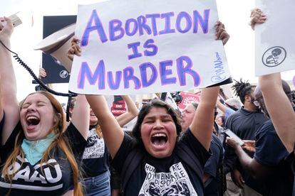 Una manifestante en contra del aborto levanta un cartel en el que se lee "El aborto es asesinato", el viernes 24 de junio de 2022, en Washington.