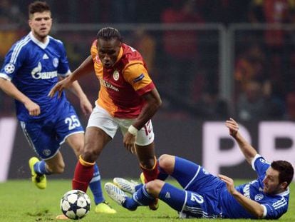 Drogba, en el partido contra el Schalke.