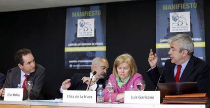 De izquierda a derecha, Carles Casajuana, César Molinas, Elisa de la Nuez y Luis Garicano, ayer, en la presentación del manifiesto.