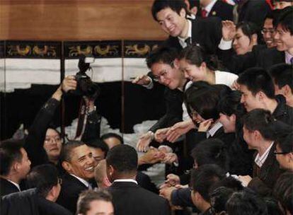 Barack Obama saluda después de su discurso a los jóvenes chinos que asistieron al Museo de Ciencia y Tecnología de Shanghai.