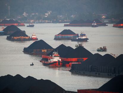 Trasiego de carbón en el río Mahakam (Indonesia), en una imagen de archivo.