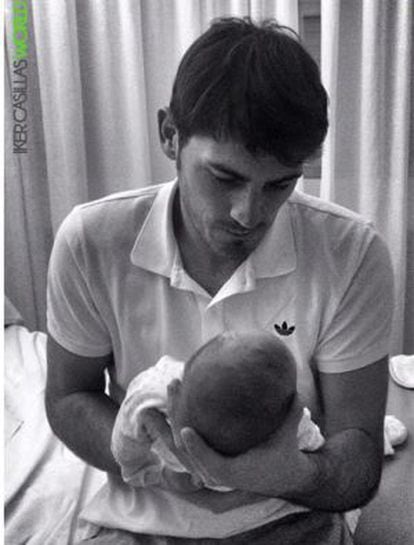 Iker Casillas, con su hijo Martín.