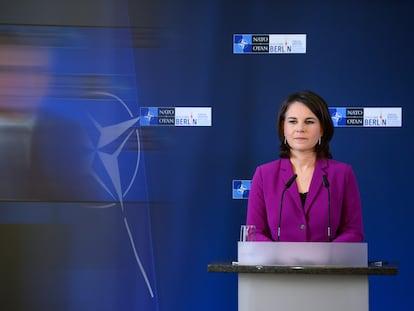 La ministra de Exteriores alemana, Annalena Baerbock, comparece este domingo en Berlín junto al secretario general de la OTAN, Jens Stoltenberg, que interviene en remoto.