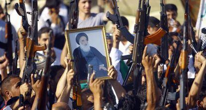 Chiíes iraquíes con un retrato del gran ayatolá Al Sistani en Nayaf.