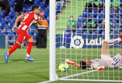 Suárez celebra su primer gol al Getafe en el encuentro celebrado este martes en el Alfonso Pérez.  /REUTERS/Juan Medina
