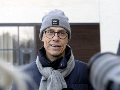 Alexander Stubb se dirige a los medios de comunicación después de votar este domingo en Espoo.