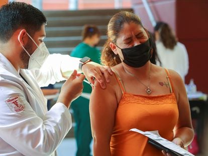 Una mujer recibe la vacuna contra la covid en Tijuana.