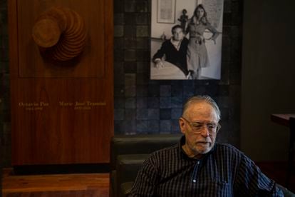 El poeta David Huerta durante la apertura del Memorial Octavio Paz y Marie-José Tramini.