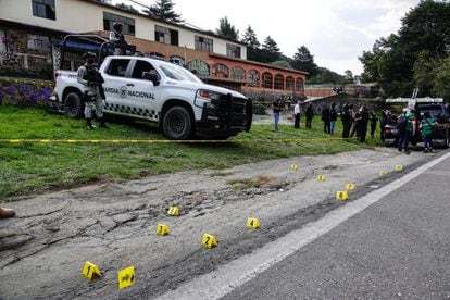 Agentes de la Guardia Nacional resguardan el lugar donde se suscitó una balacera entre policías y presuntos integrantes del cartel de Sinaloa, el 12 de julio de 2022, en Ciudad de México.