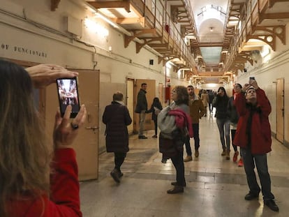 Els visitants passegen per les galeries de la presó Model.