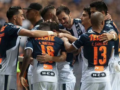 Los futbolistas de Monterrey celebran un gol. 