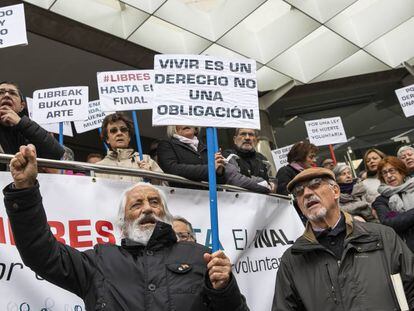 Manifestación el pasado viernes a favor de la eutanasia en la puerta de los juzgados de Plaza de Castilla en Madrid.