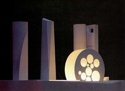 Maqueta del nuevo Centro Internacional de Convenciones con las cuatro torres de la Castellana al fondo.