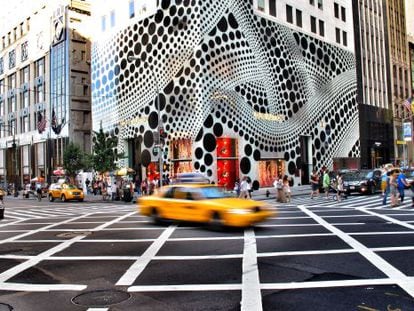 Los puntos de la artista japonesa Yajoi Kusama cubren la tienda de Louis Vuitton en Nueva York.