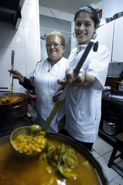 María y Daniela, de La Copita Asturiana, cocinan sus fabes con almejas.
