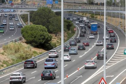Vehículos en la carretera A6 de A Coruña en Madrid el pasado viernes.
