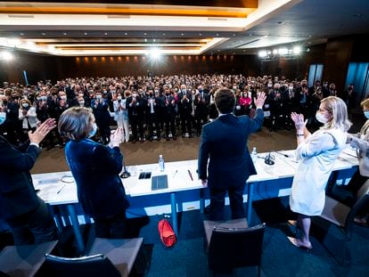 Los miembros de la Junta Directiva Nacional del PP aplauden el martes a Pablo Casado tras su discurso, en una imagen cedida por el partido.