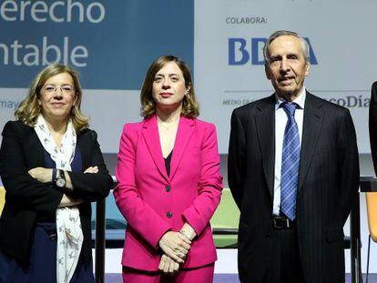Enrique Rubio (presidente del ICAC), Mª Ángeles Pelaez (jefa de contabilidad de BBVA), Amparo López (subsecretaria de Estado de Economía) y Leandro Cañibano (presidente de AECA), y Enrique Ortega (vocal de AECA).