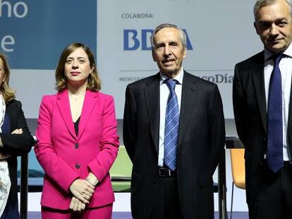 Enrique Rubio (presidente del ICAC), Mª Ángeles Pelaez (jefa de contabilidad de BBVA), Amparo López (subsecretaria de Estado de Economía) y Leandro Cañibano (presidente de AECA), y Enrique Ortega (vocal de AECA).