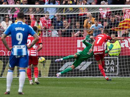 GIRONA, 01/04/2023.- El delantero del Girona Cristhian Stuani (d) marca gol ante el Espanyol durante el partido de LaLiga Santander entre el Girona FC - RCD Espanyol, este sábado en el estadio municipal de Montilivi. EFE/David Borrat
