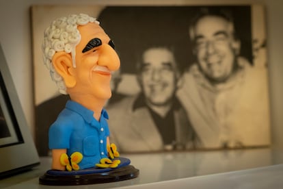 Una figura de Gabriel García Márquez en su estudio y biblioteca en la colonia San Ángel de la Ciudad de México.