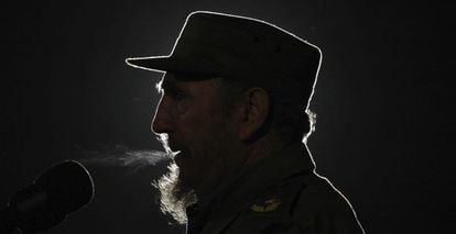 Fotograf&iacute;a de archivo del 04 de febrero de 2006 del l&iacute;der cubano Fidel Castro durante un discurso pronunciado en la Plaza de la Revoluci&oacute;n de La Habana.